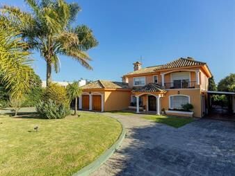 https://www.gallito.com.uy/venta-de-casa-3-dormitorios-lomas-de-la-tahona-inmuebles-28296270