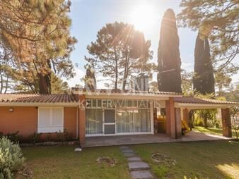 https://www.gallito.com.uy/excelente-chalet-de-4-dormitorios-3-baños-en-deauville-punt-inmuebles-28296787