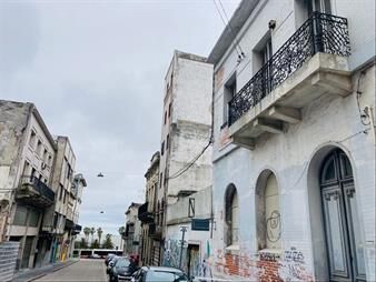 https://www.gallito.com.uy/venta-de-casa-de-dos-plantas-ciudad-vieja-peyrou-inmuebles-28324376